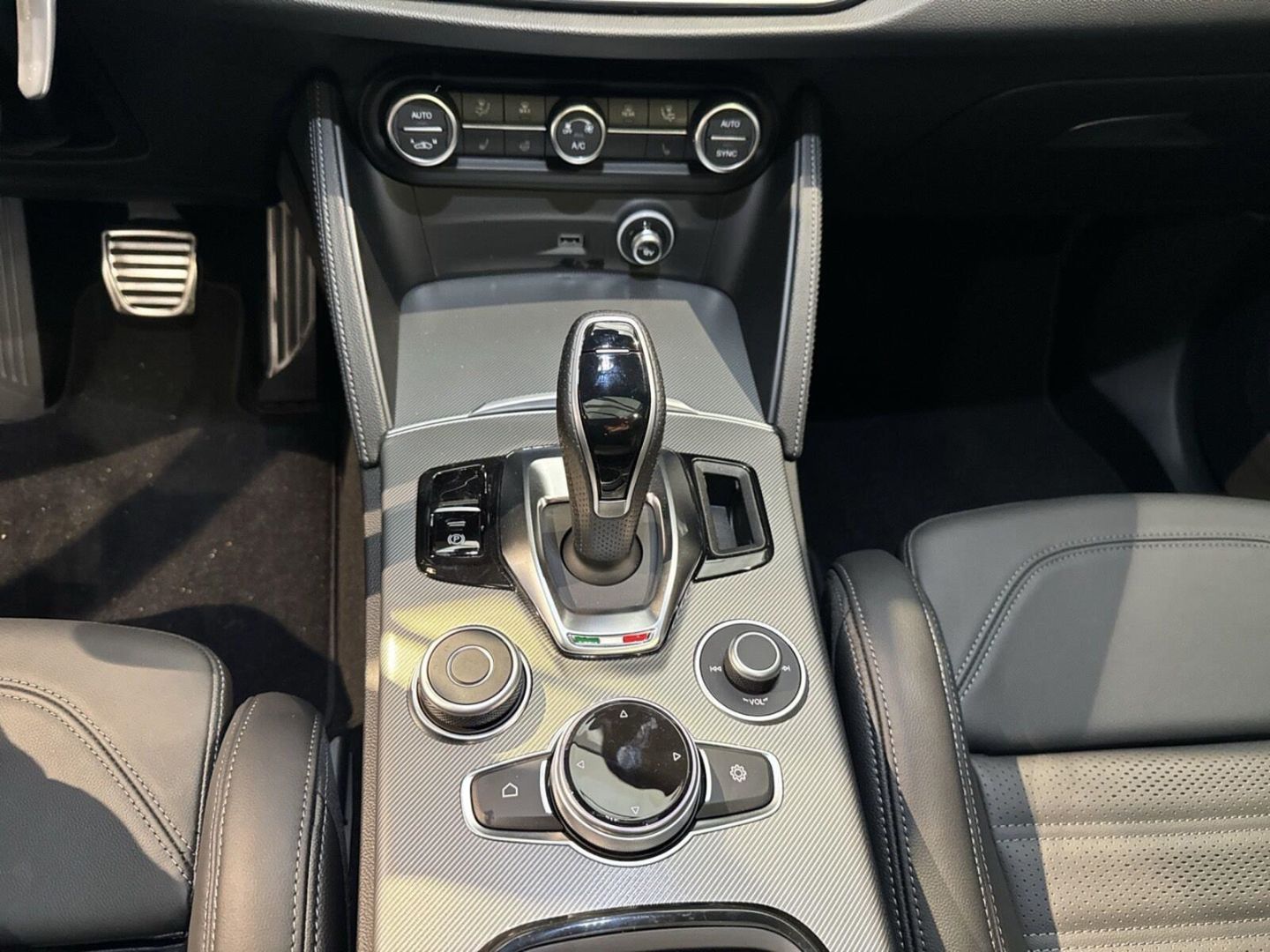 Fahrzeugabbildung Alfa Romeo Stelvio Veloce Q4 2.0 Turbo - AHK - 21 Zoll- Pan