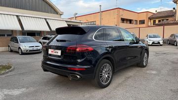 Porsche Cayenne - 4