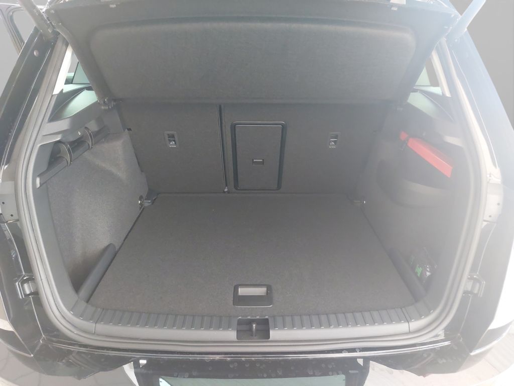 Fahrzeugabbildung SKODA Karoq 1.5 TSI DSG Selection AHZV,LED,Navi,SH
