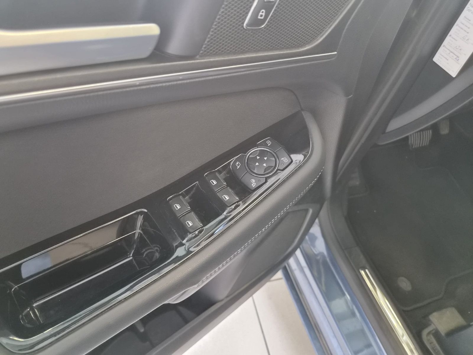 Fahrzeugabbildung Ford S-Max Titanium / 7 SITZE / SCHECKHEFT