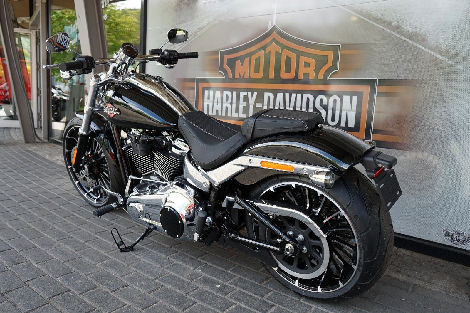 Fahrzeugabbildung Harley-Davidson Breakout 117 2025 Midnight Firestorm