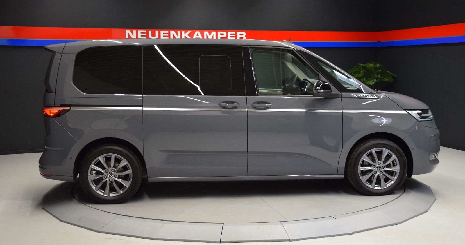 Fahrzeugabbildung Volkswagen T7 Multivan Style 7-Sitze Easy-Open Panorama ACC