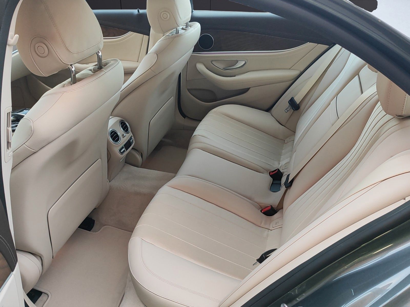 Fahrzeugabbildung Mercedes-Benz E 300 e*Navi*360°Cam*SitzHZ*Ambiente*Head-up*