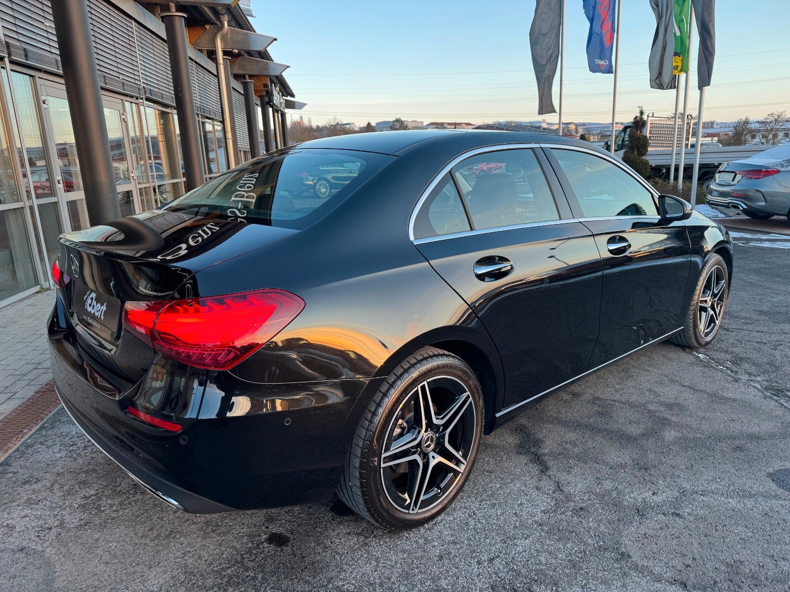 Fahrzeugabbildung Mercedes-Benz A 180 Pano+Ambiente+MBUX+Keyless+Leder+AMG18`