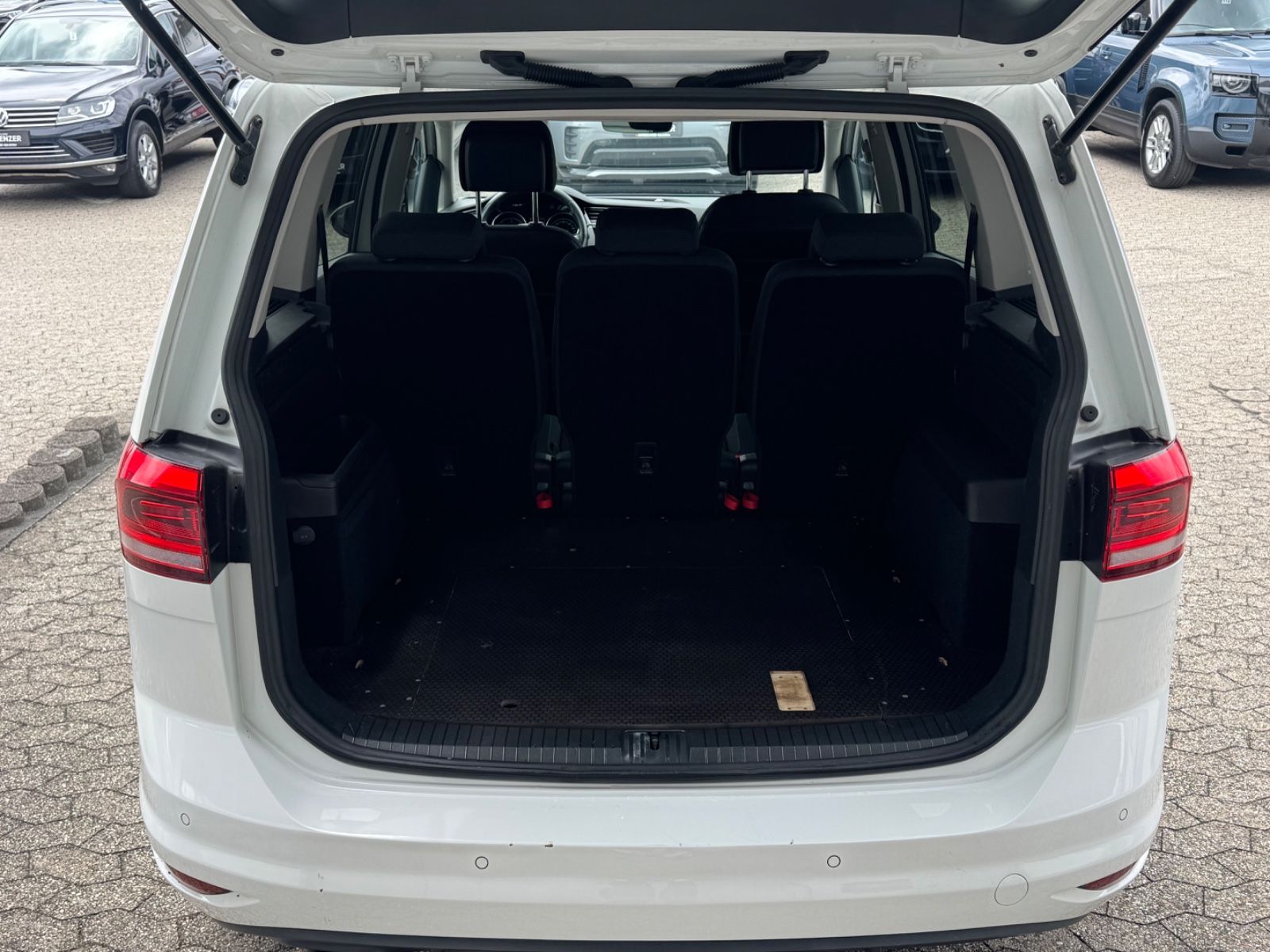 Fahrzeugabbildung Volkswagen Touran Comfortline/DSG/5-Sitzer/PDC