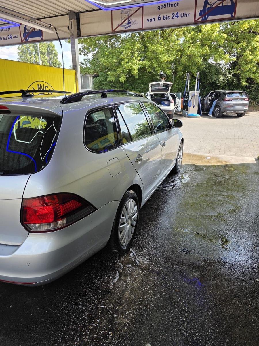 Volkswagen Golf 2011 — rear view