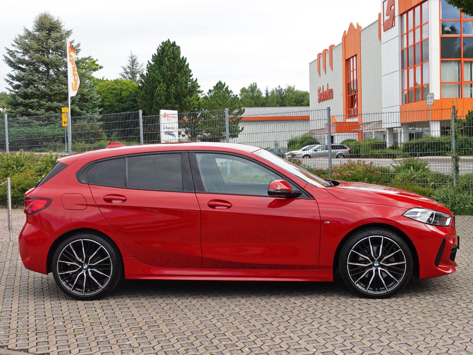 Fahrzeugabbildung BMW 118i Aut. M Sport M Shadow HUD harman/kardon 19"