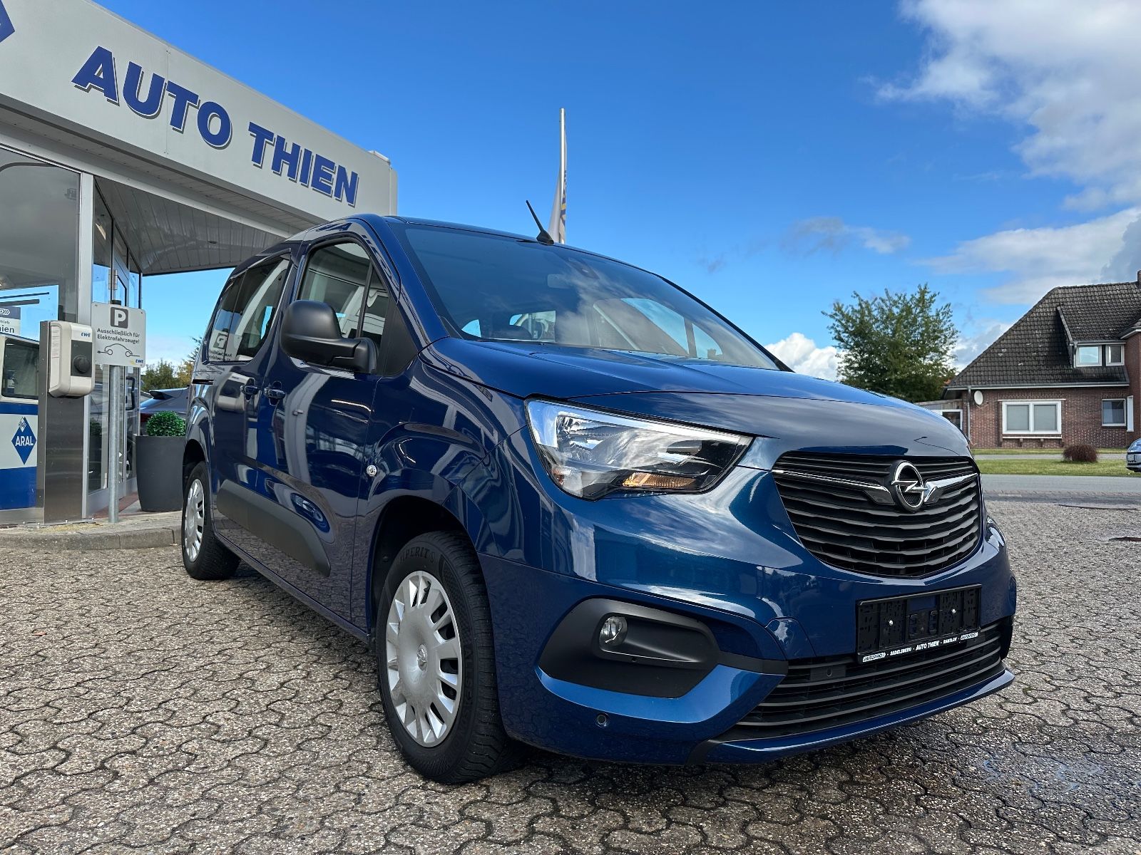 Fahrzeugabbildung Opel Combo Life 1.5 D Edition AHK/SHZG/Parkpilot/GRA