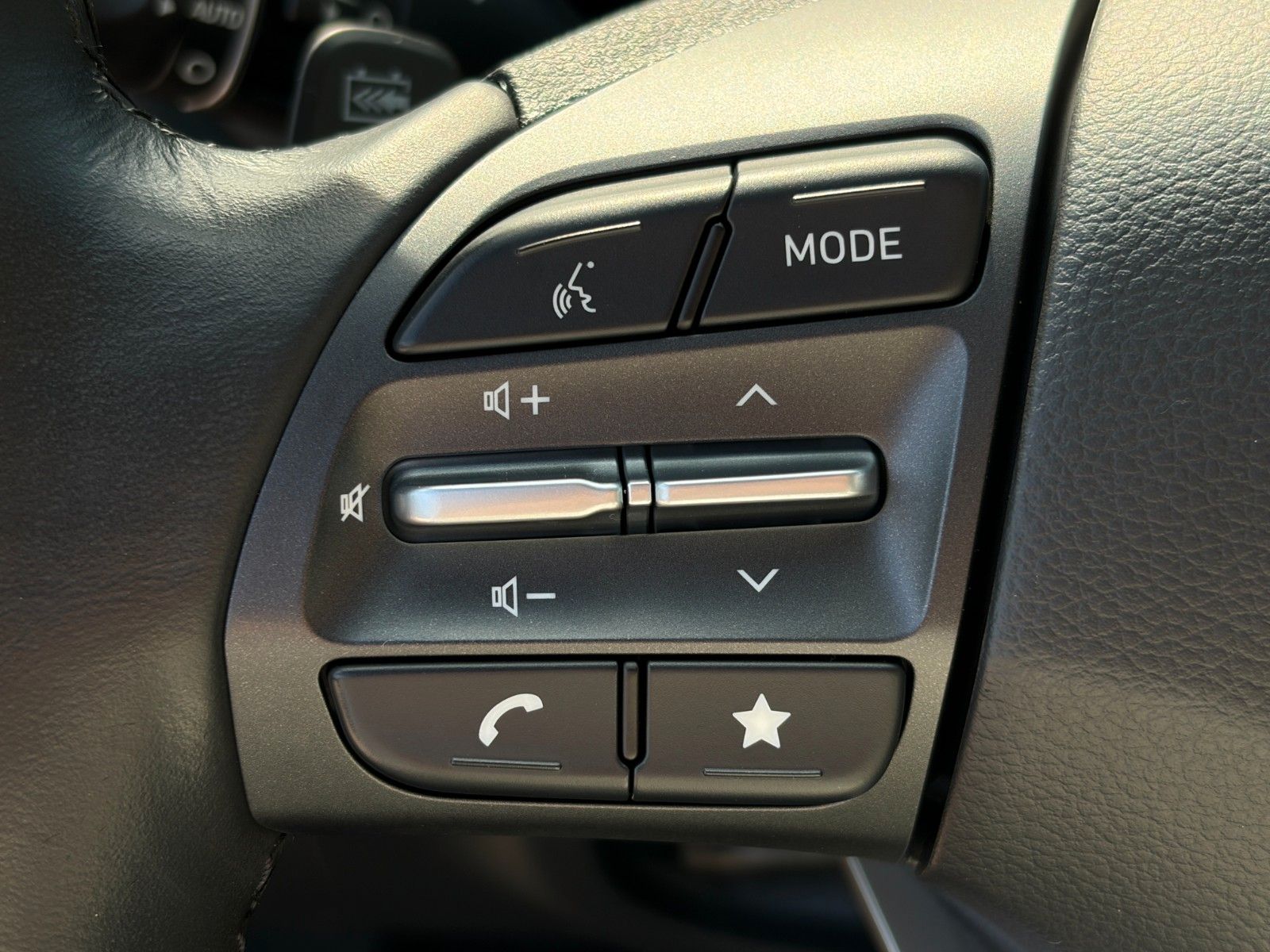 Fahrzeugabbildung Hyundai KONA E Select SHZ LHZ ACC Navi CarPlay PDC LKA