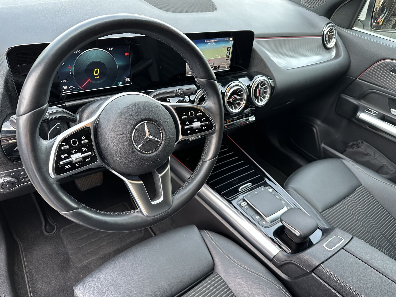Fahrzeugabbildung Mercedes-Benz GLA 220d Progressive NAV+KAM+PANO+V-COCK+SHZ+1HD