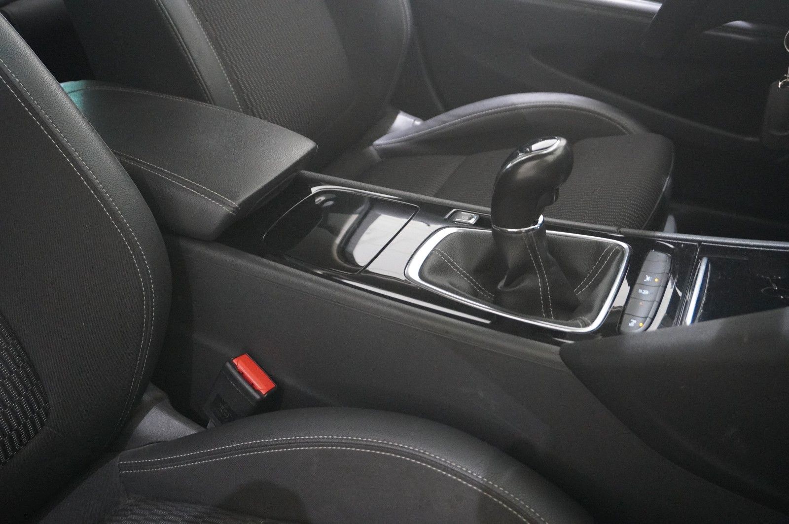 Fahrzeugabbildung Opel Insignia B ST 2.0D DYNAMIC 4X4 NAVI/LED/SHZ/AHK