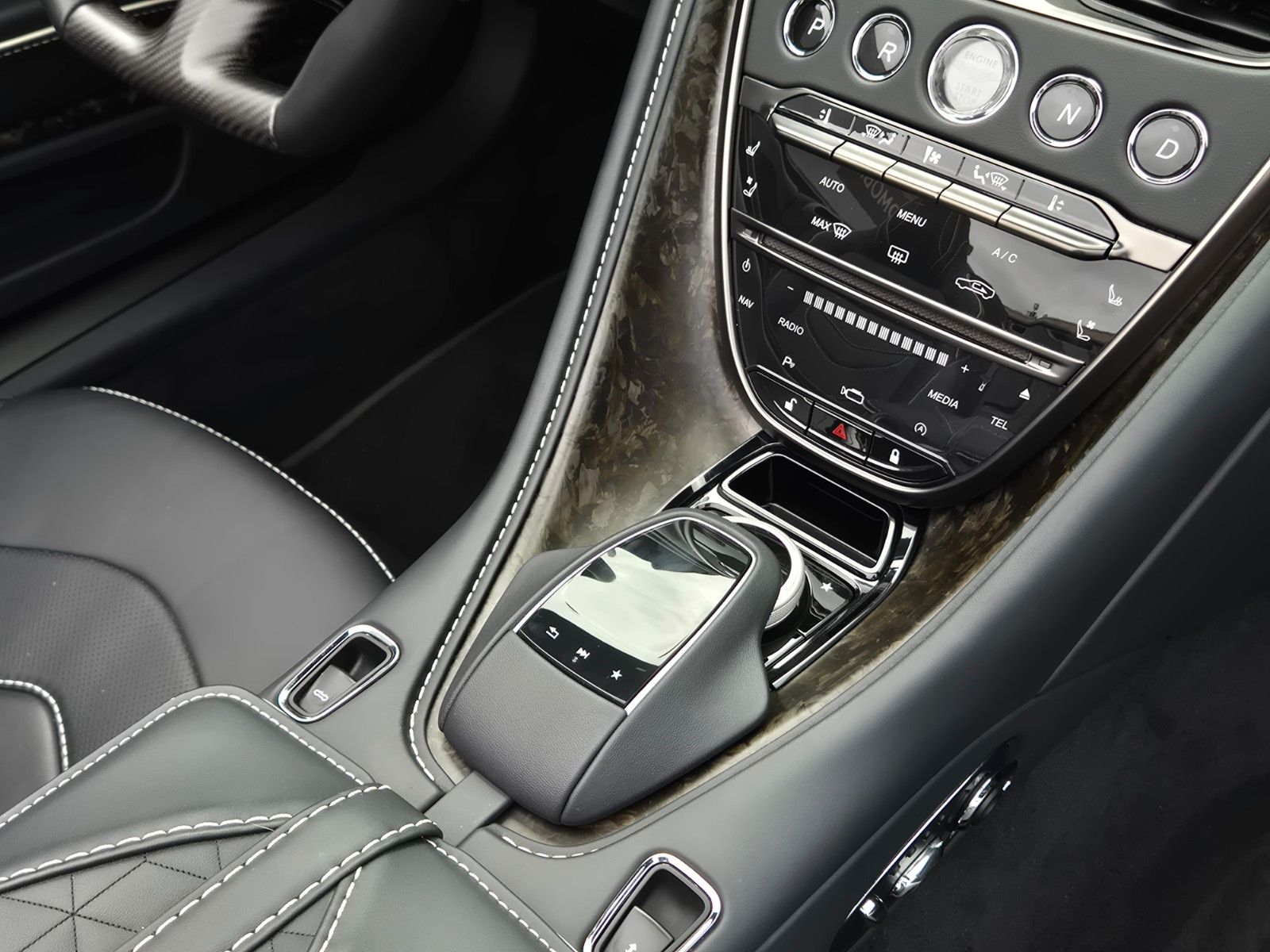 Fahrzeugabbildung Aston Martin DBS 5.2 V12 Volante/Werksgarantie 09/27/1A