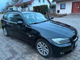 BMW 318d Touring schwarz 124t km - BMW 318 aus 2011: Kombi