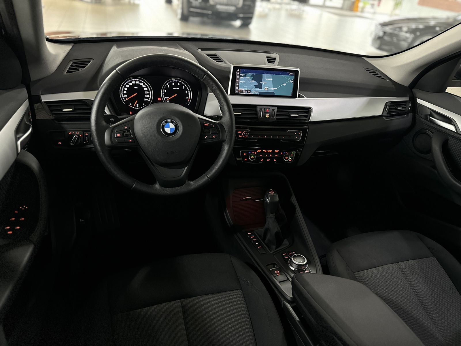 Fahrzeugabbildung BMW X1 xD25e Navi PDC GeschwindigReg DAB ParkAss LED