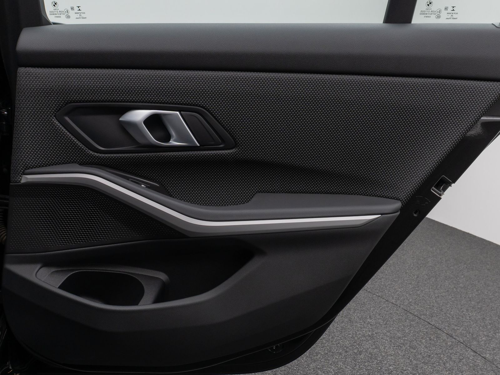 Fahrzeugabbildung BMW 330i HUD DAB CockPitPro DrivAssist PDC LED Alarm