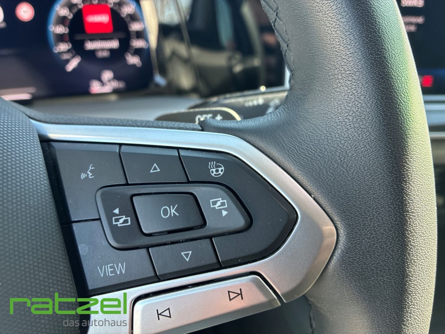 Fahrzeugabbildung Volkswagen Golf Variant Life 1,5 eTSI DSG LED ACC Apple Car