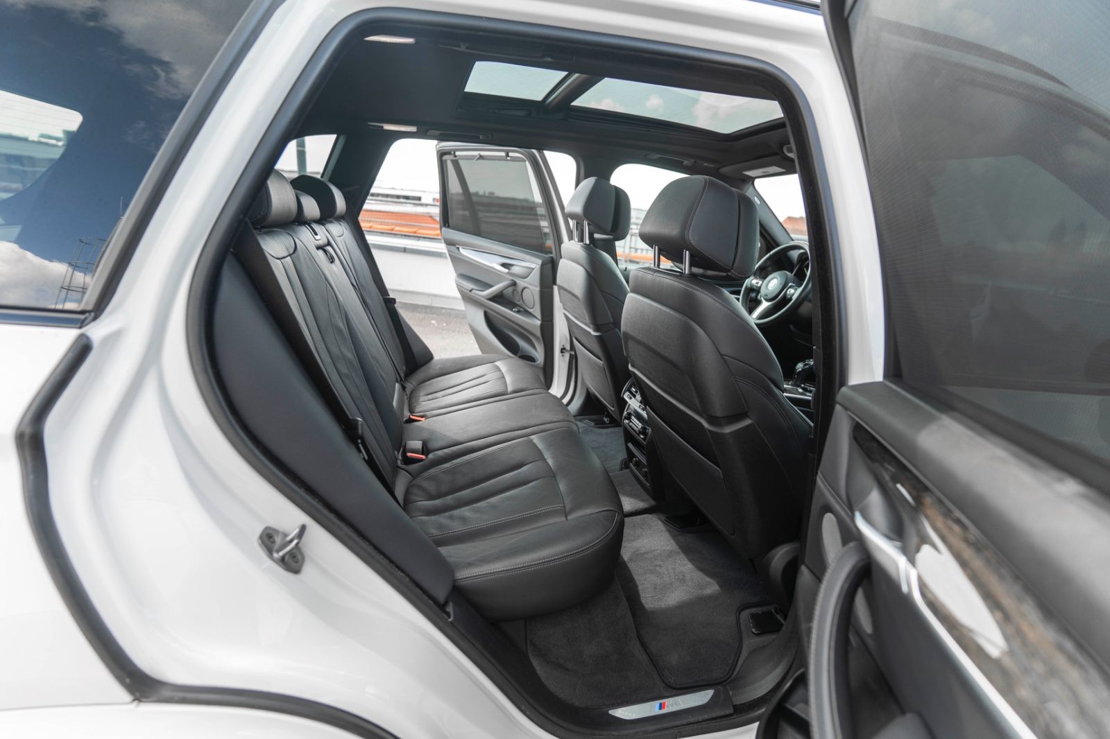 Fahrzeugabbildung BMW X5 XDrive 35d M-SPORTPAKET H&K HUD 360° CARPLAY