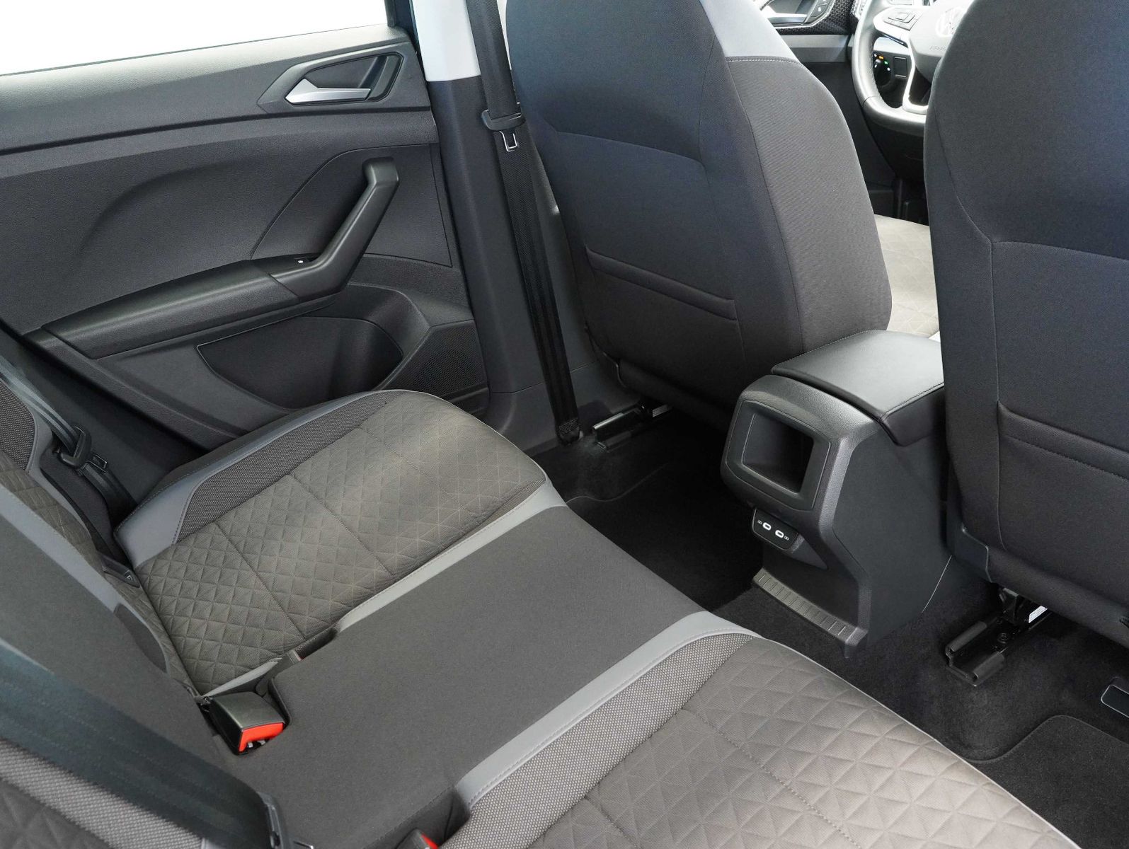 Fahrzeugabbildung Volkswagen T-Cross 1.0 TSI DSG R-Line IQ.DRIVE/LED/NAVI/ACC