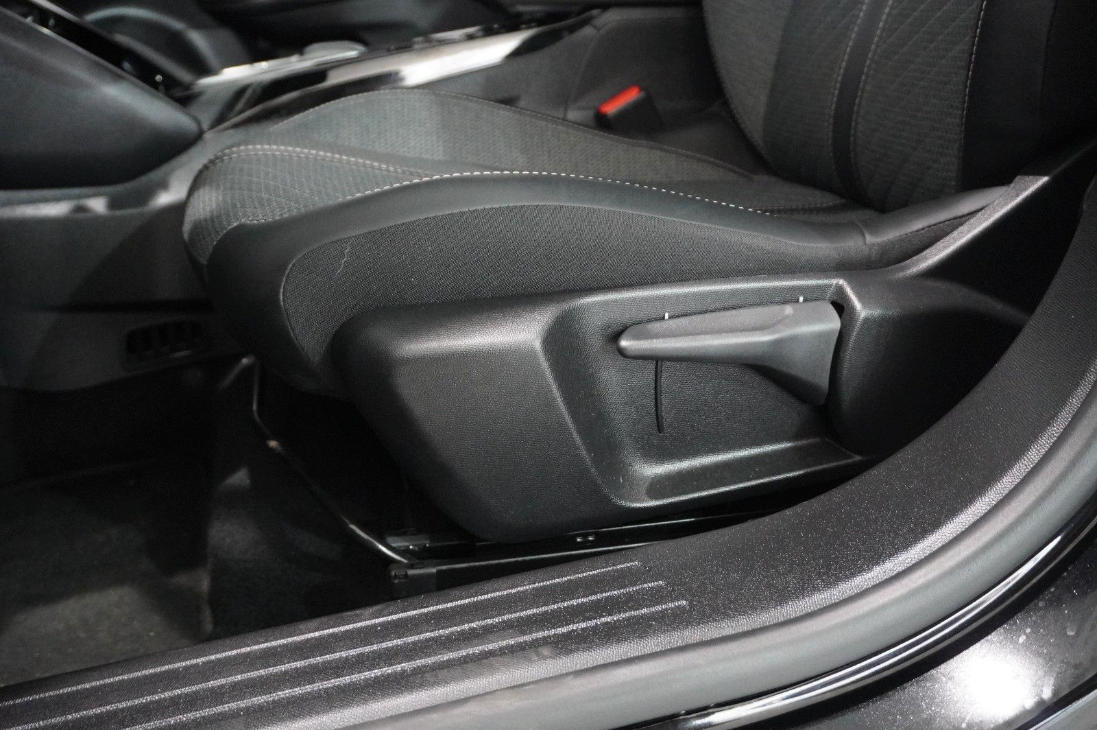 Fahrzeugabbildung Peugeot 2008 1.2 HYBRID ALLURE E-DSC NAVI/LED/SPORT/VIRT