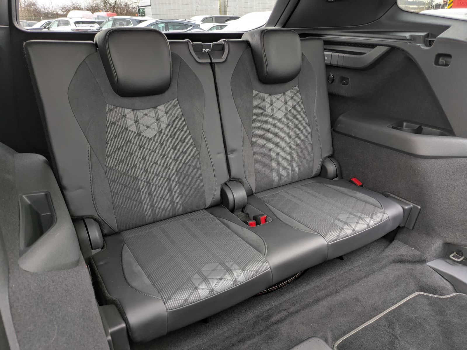 Fahrzeugabbildung Volkswagen Tayron 2.0 TDI 4M R-Line BLACK*7S*IQ-L.*PANO*HUD