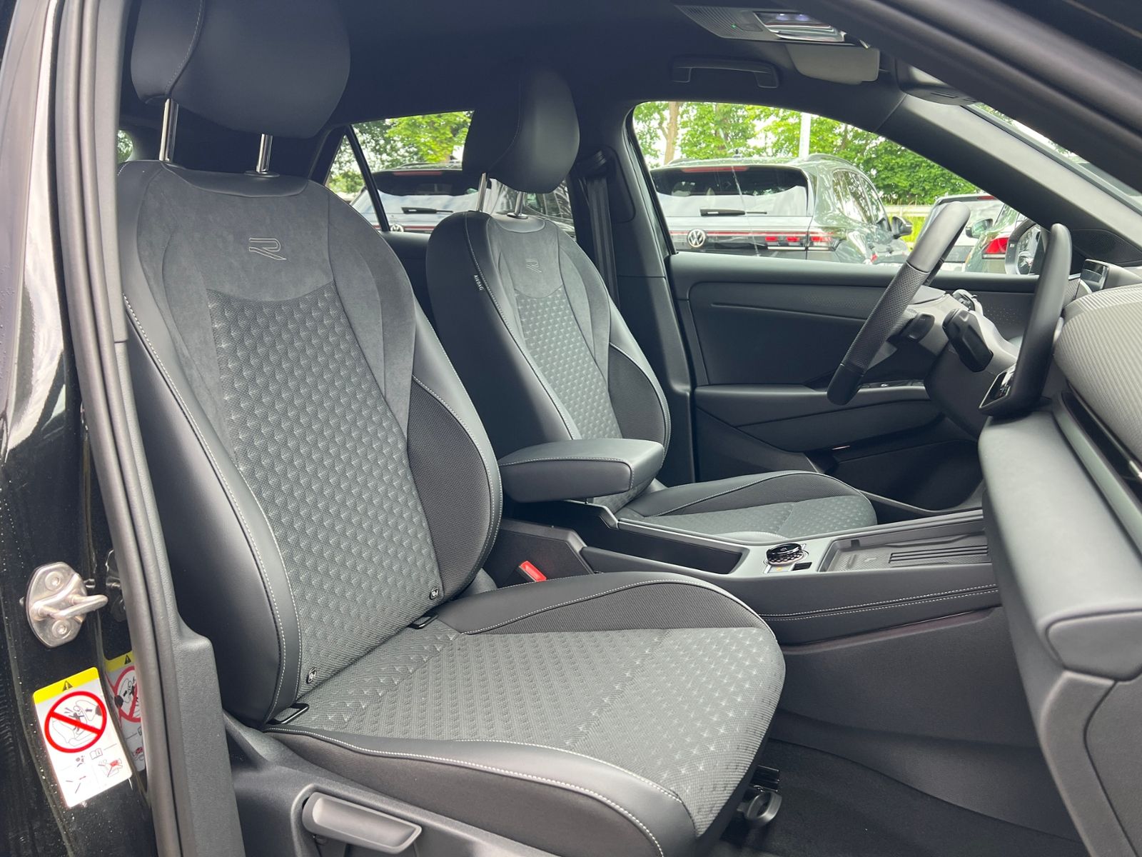 Fahrzeugabbildung Volkswagen T-Roc R-Line 1.5 eTSI DSG *AHK, LED, ACC, 18"-LM