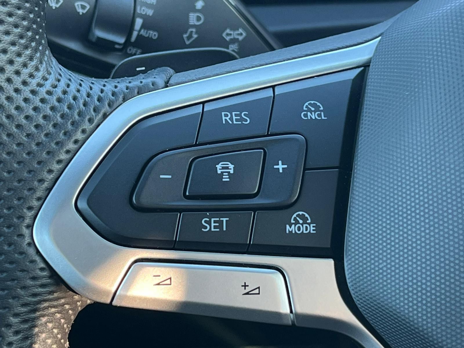 Fahrzeugabbildung Volkswagen Tiguan 2.0 TDI 4M R-Line PANO*H&K*AHK*MATRIX*20"