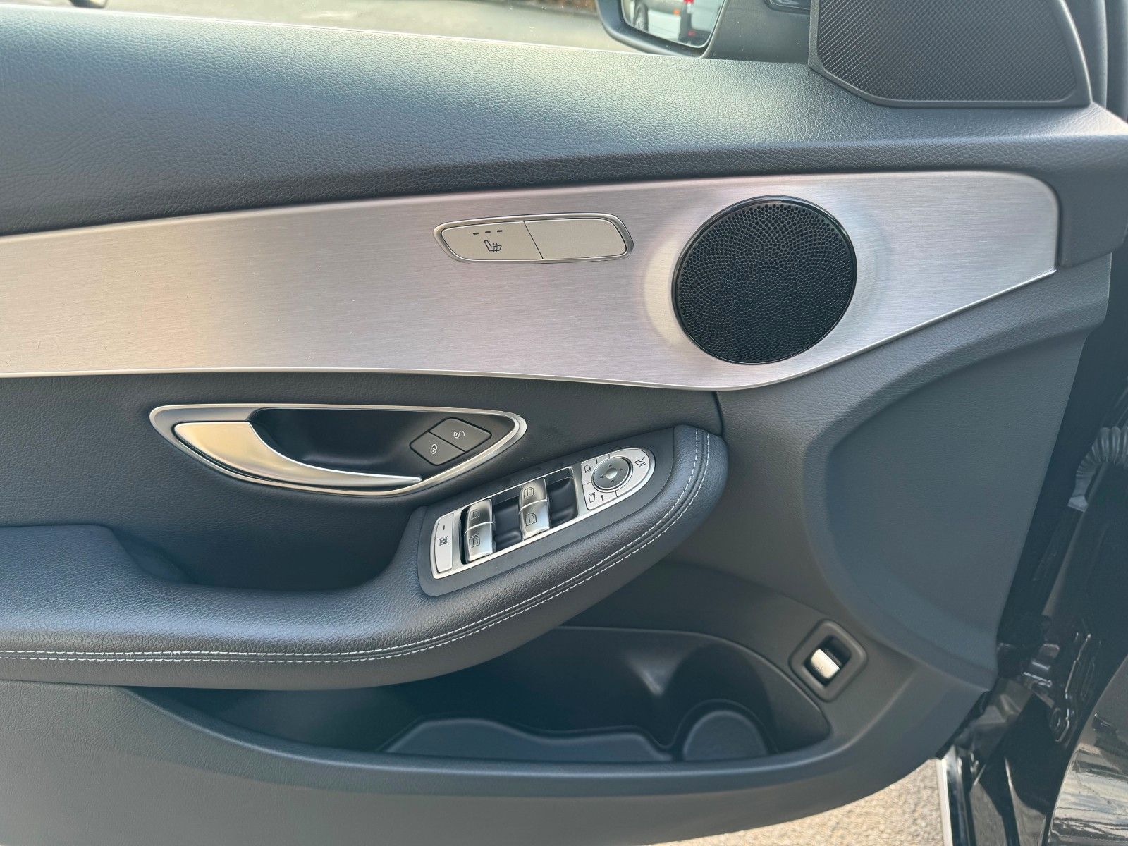 Fahrzeugabbildung Mercedes-Benz C 200 C Limousine+Avantgarde+AHK+RFK+TotW