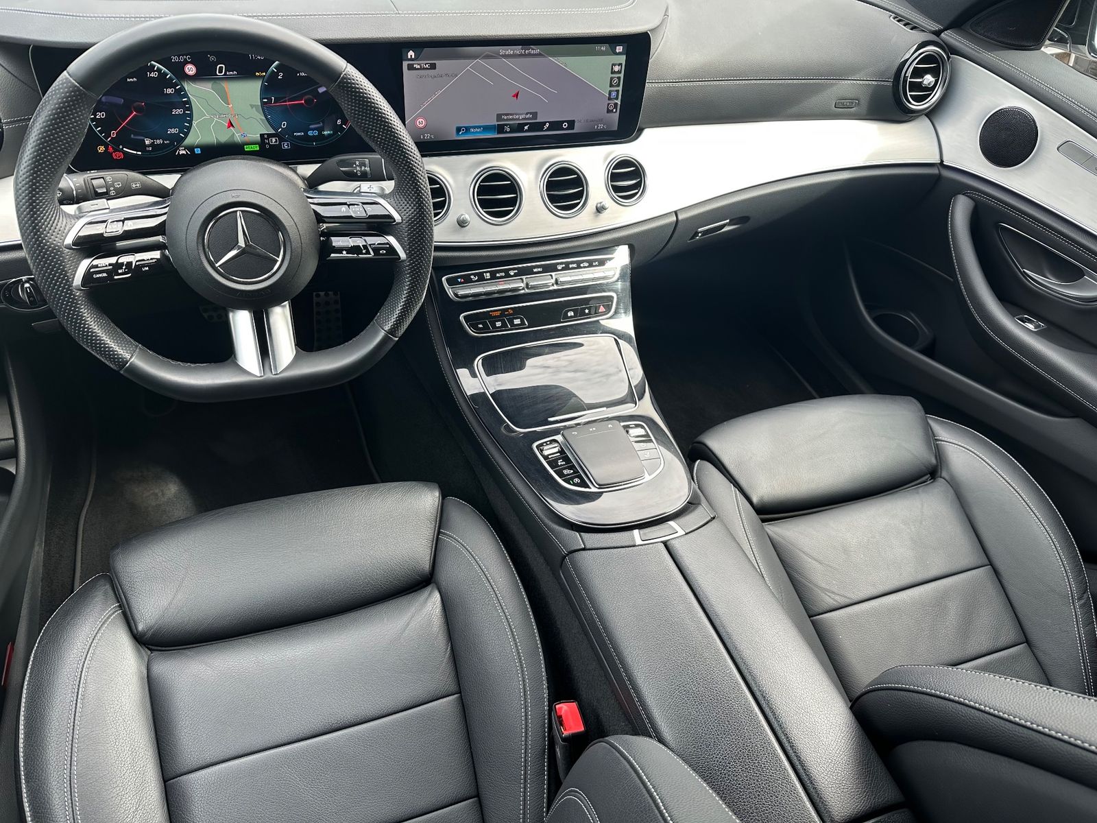 Fahrzeugabbildung Mercedes-Benz E 220 d T AMG Line NAV+LED+AHK+KAMERA+20ZO