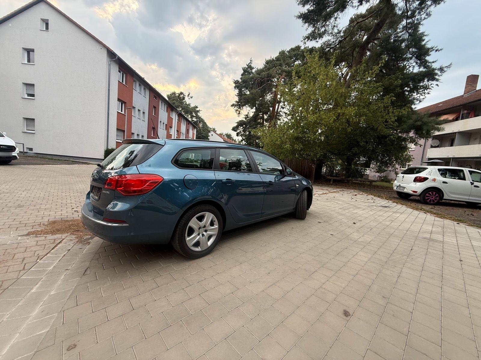 Opel Astra 2014 — interior