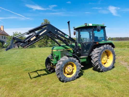 John Deere 2140