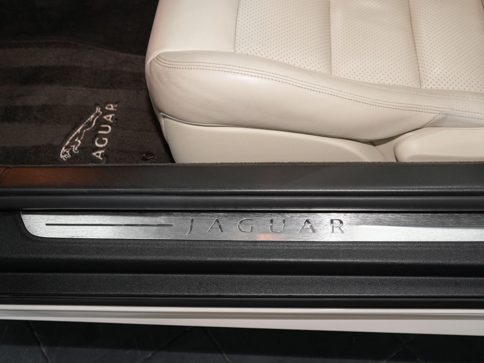 Fahrzeugabbildung Jaguar XKR Cabrio - CATS|20"|Bi-Xenon+aktiv.KL|ALPINE