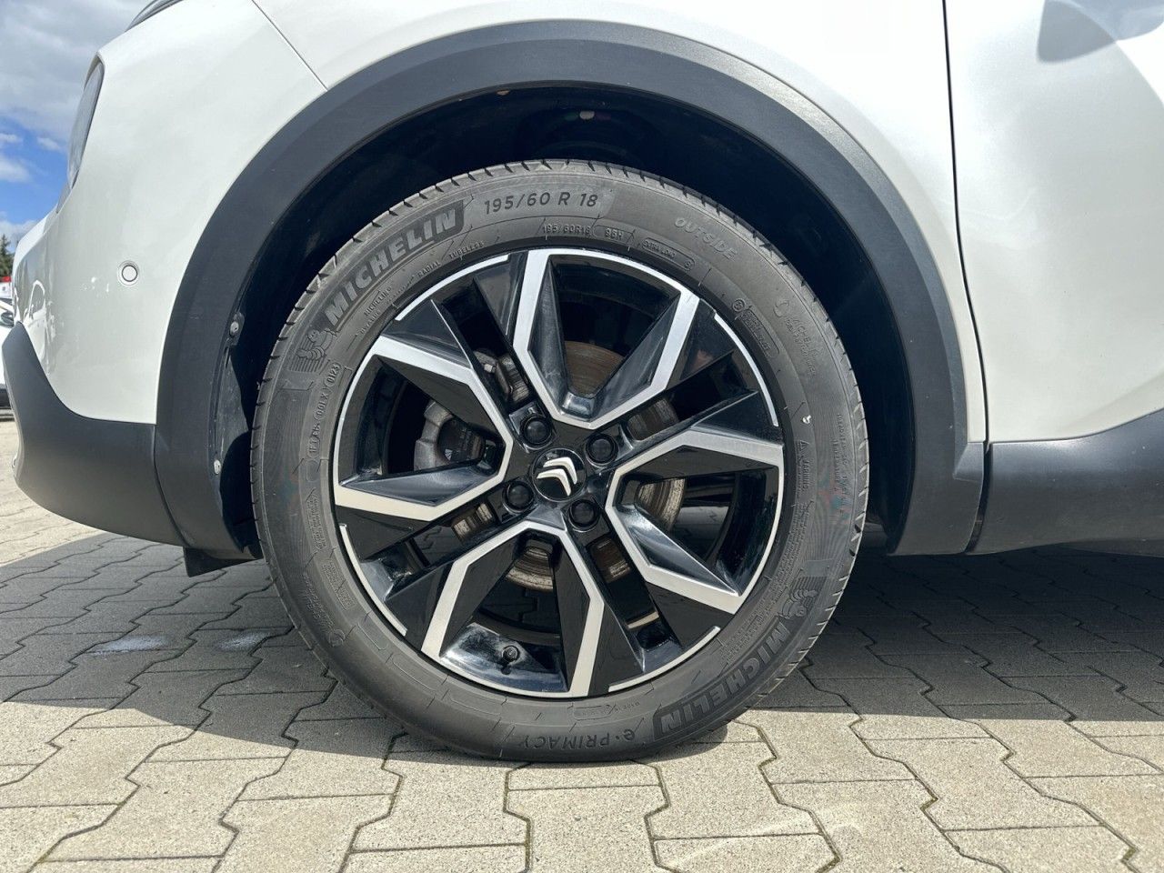 Fahrzeugabbildung Citroën ë-C4 X Shine-1Hnd-Navi-Schiebedach* - mit KI generiert/bearbeitet