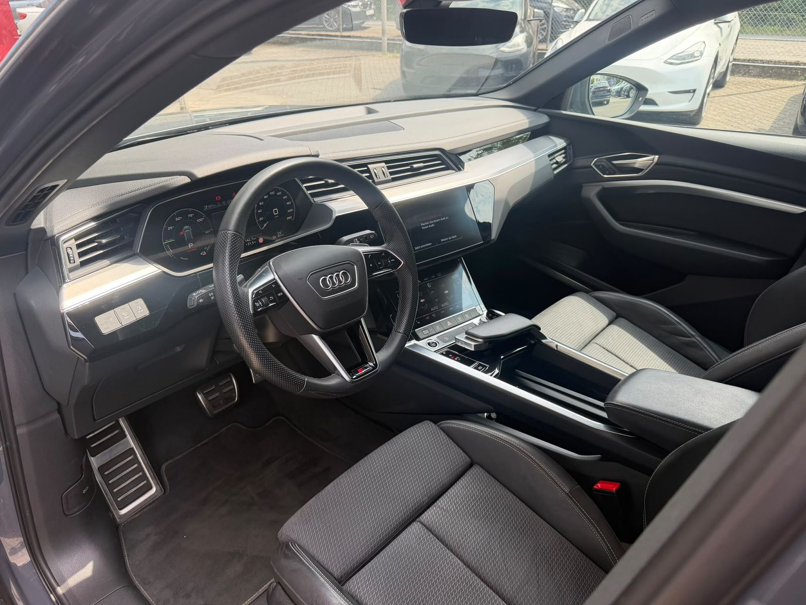Fahrzeugabbildung Audi Q8 e-tron 55 QUAT 2X S LINE OPTIK BLACK+LUFT+AHK