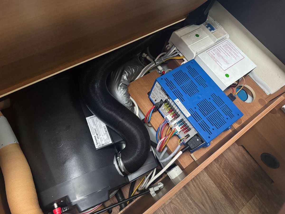 Fahrzeugabbildung Knaus VAN 650 I MEG AUTOMATIK LÄNGSBETT HUBBETT 1.HAND
