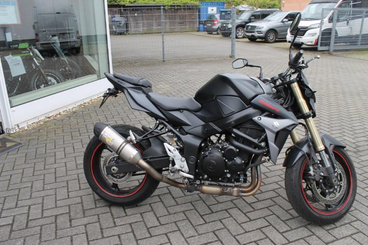 Suzuki GSR 750