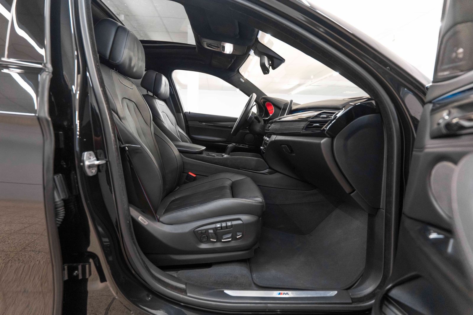 Fahrzeugabbildung BMW X6 xDrive50i M-SPORTPAKET 360° H&K ACC HUD TOTW