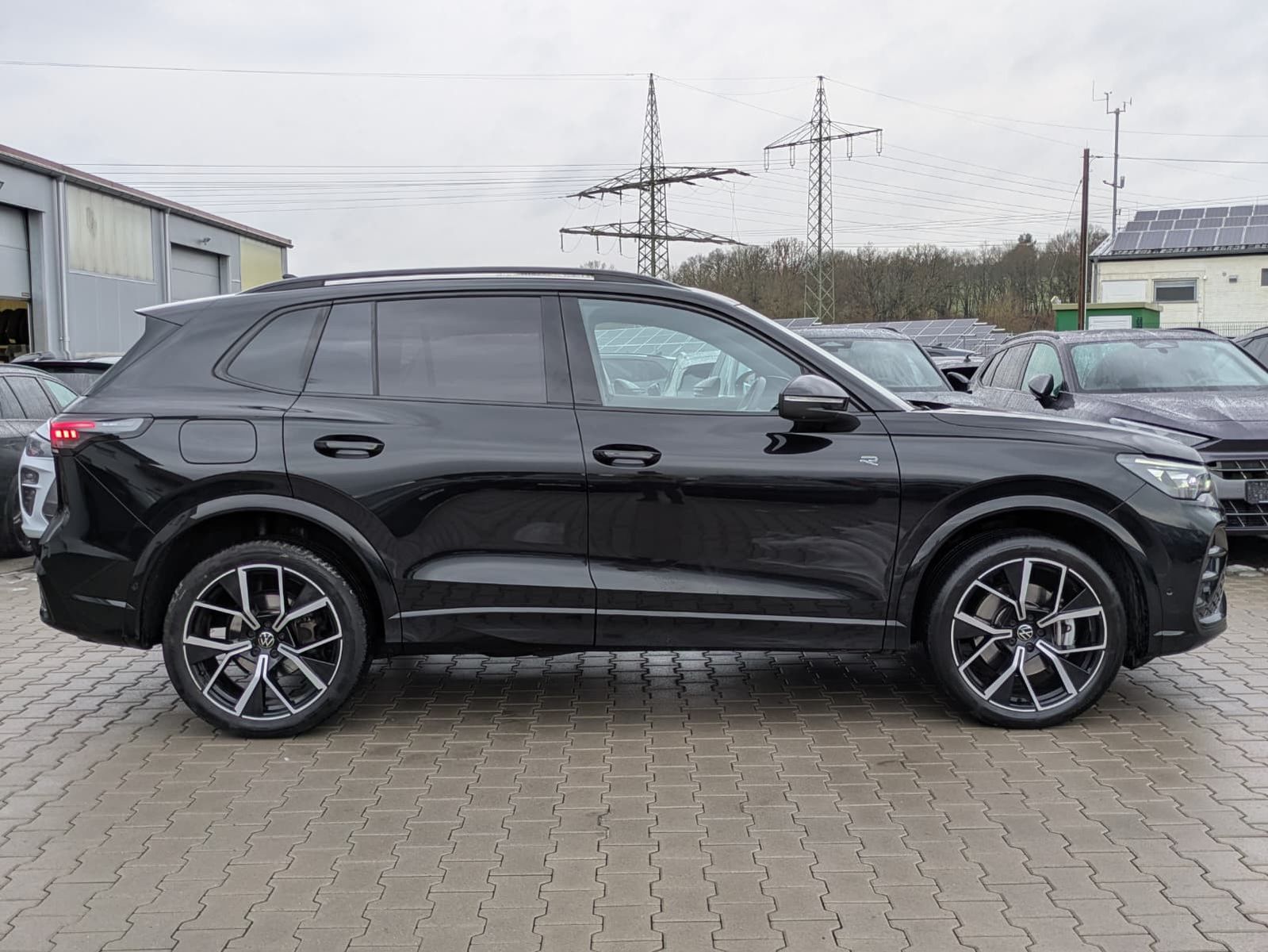 Fahrzeugabbildung Volkswagen Tiguan 2.0 TDI 4M R-Line PANO*H&K*AHK*MATRIX*20"