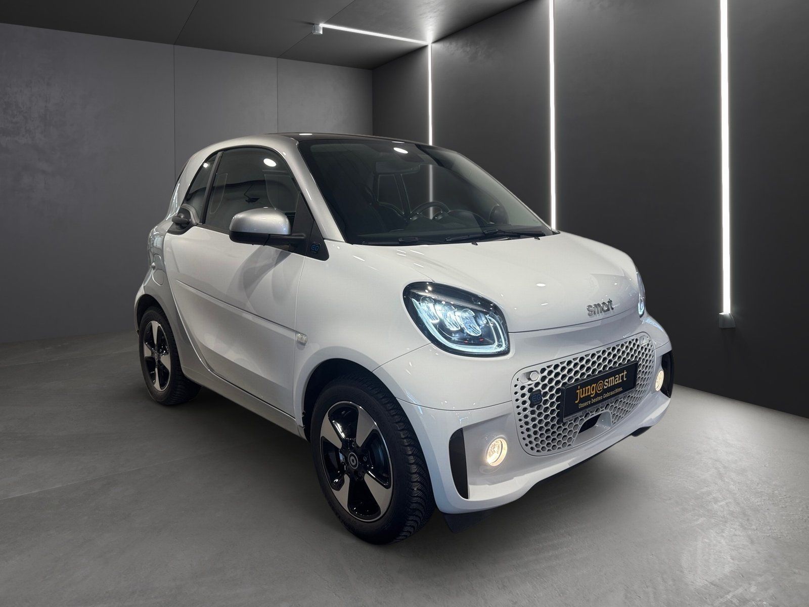 Fahrzeugabbildung Smart smart EQ fortwo Exclusive*Kamera*Media*LED*22kW*