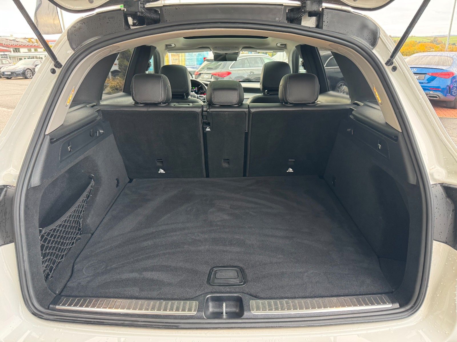 Fahrzeugabbildung Mercedes-Benz GLC 200 4M AMG+Pano+Distr+StandH+AHK+360+HUD