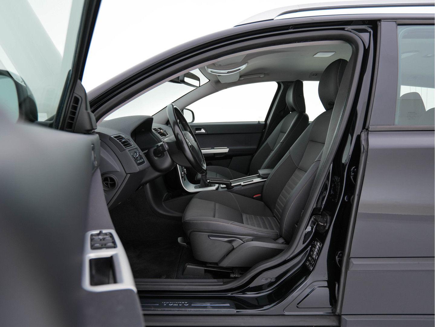 Volvo V50 2011 — photo 8