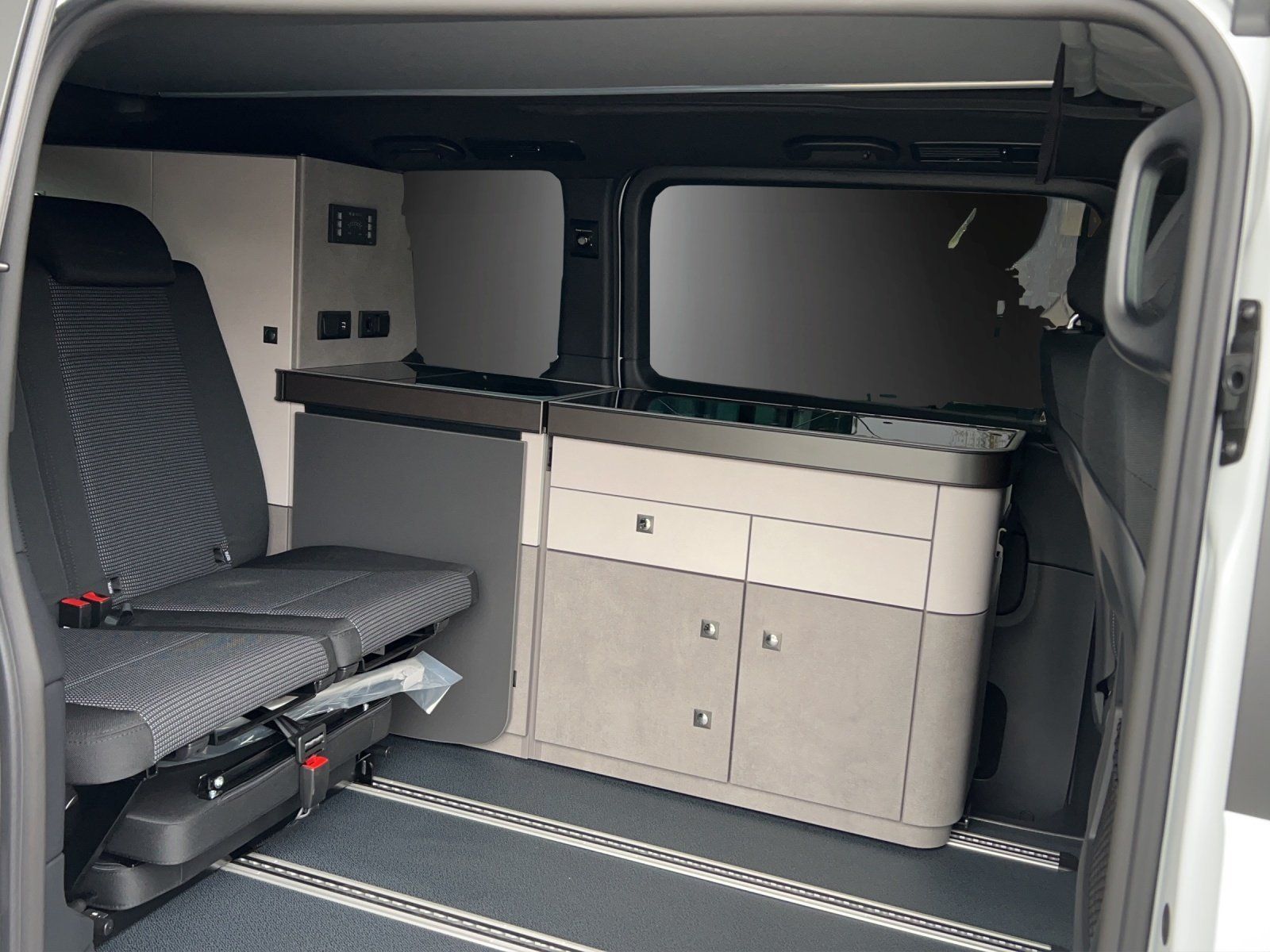 Fahrzeugabbildung Pössl V 300 d Pössl Campstar AMG ILS Schwenkküche