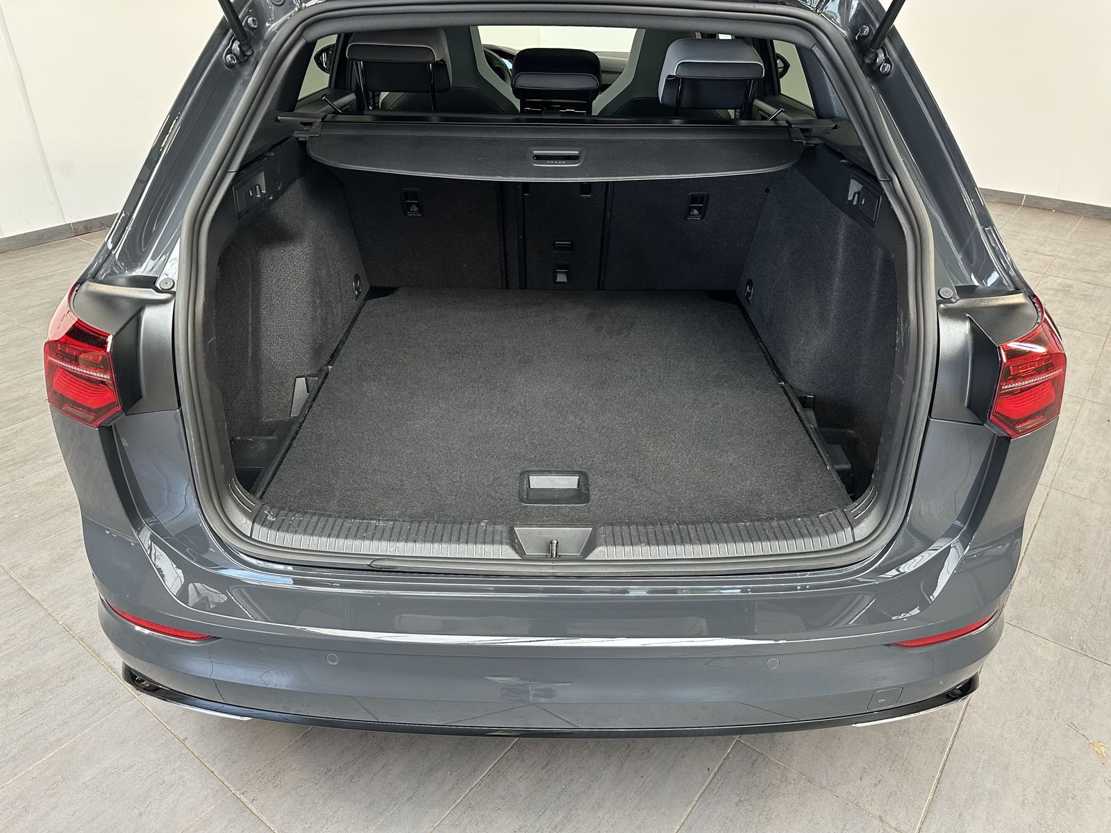 Fahrzeugabbildung Volkswagen Golf Variant 2.0 TDI DSG R-Line NAV+LED+PANO+ACC