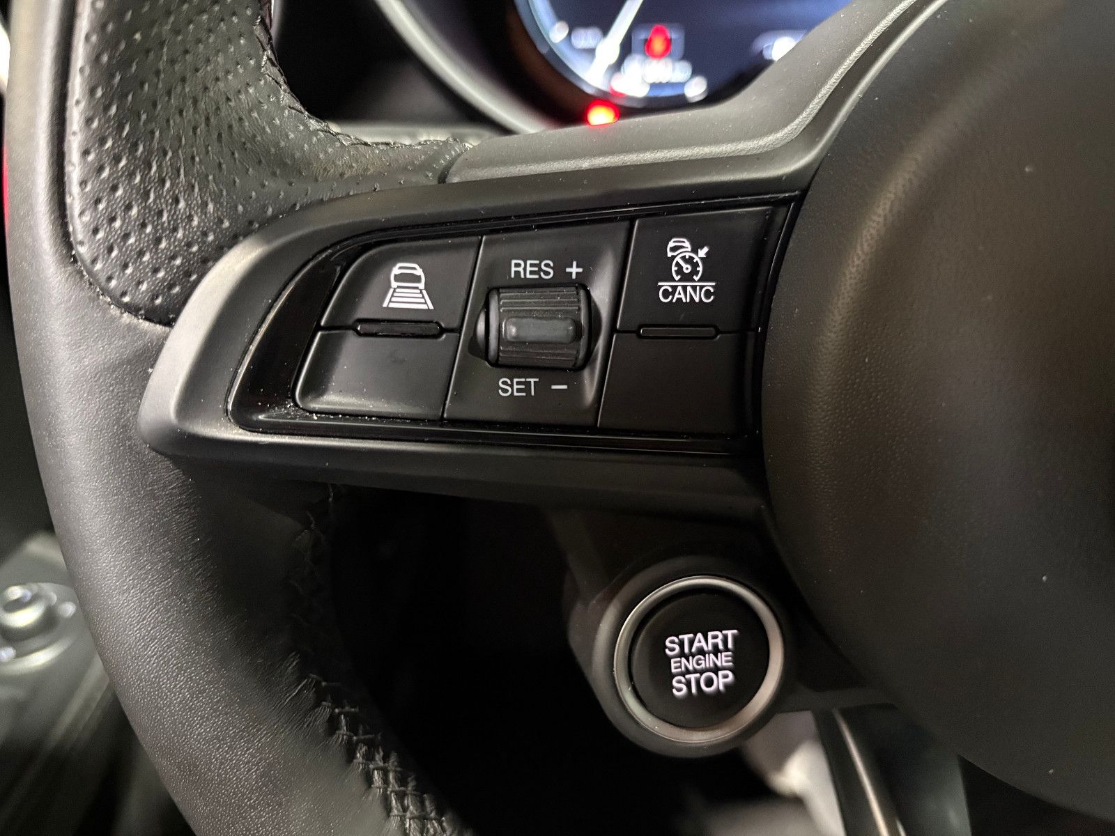 Fahrzeugabbildung Alfa Romeo Giulia Ti Q4/MEMORY/KAMERA/NAVI/ACC/APPLE/SHZ