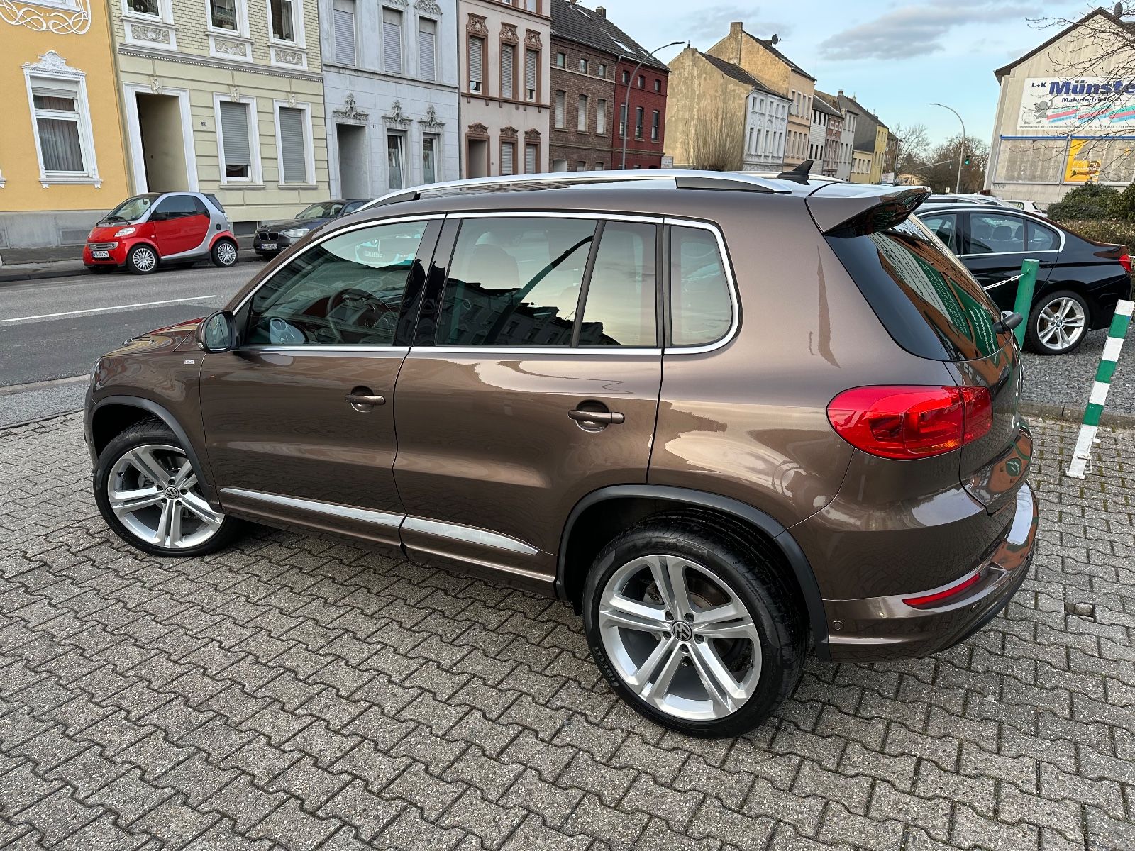 Fahrzeugabbildung Volkswagen Tiguan R-LINE 19 ZOLL  DSG NAVI XENON KAMERA