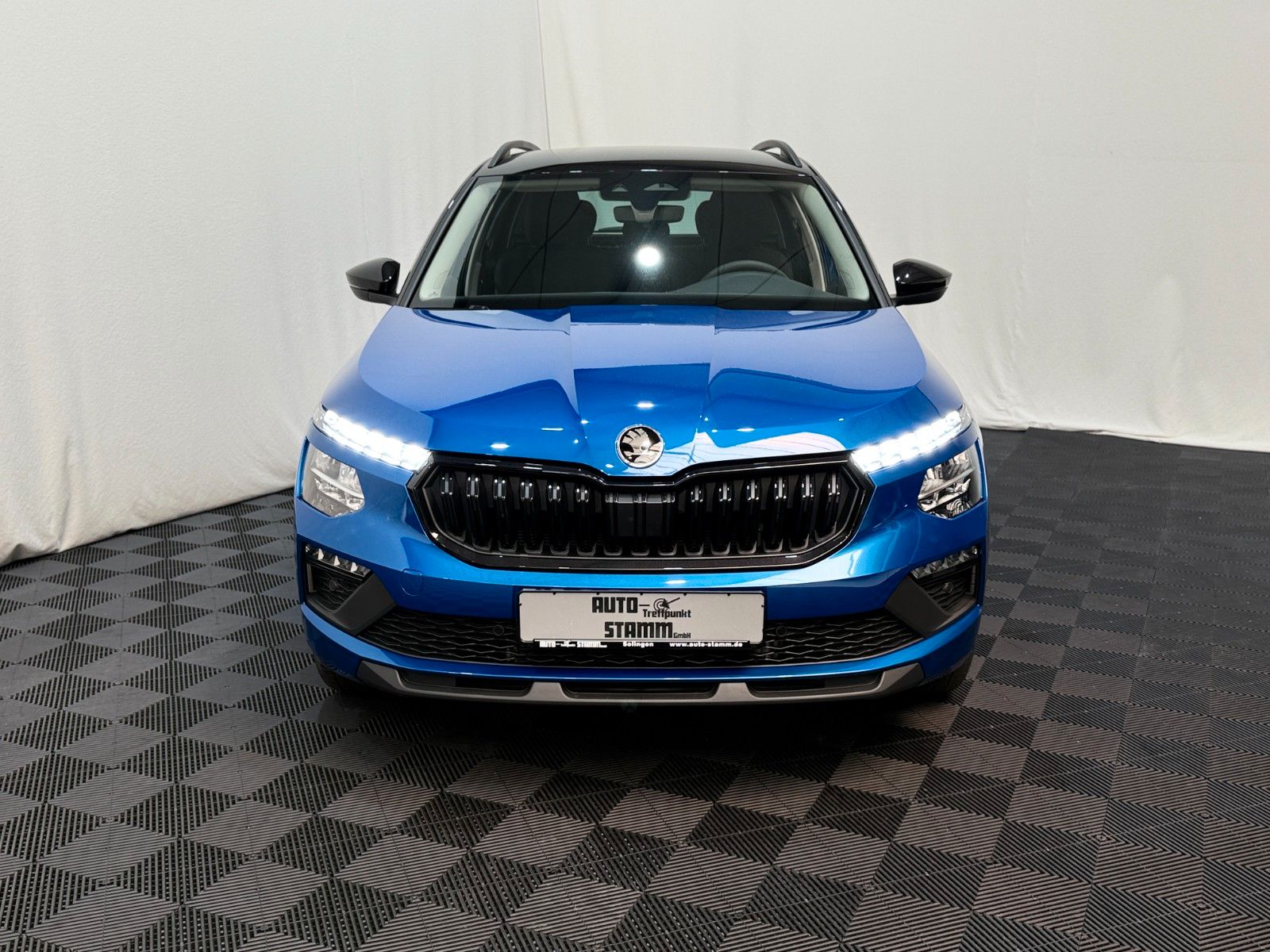 Fahrzeugabbildung SKODA Kamiq 1.0 TSI DSG Selection Black 17Z Kamera SHZ