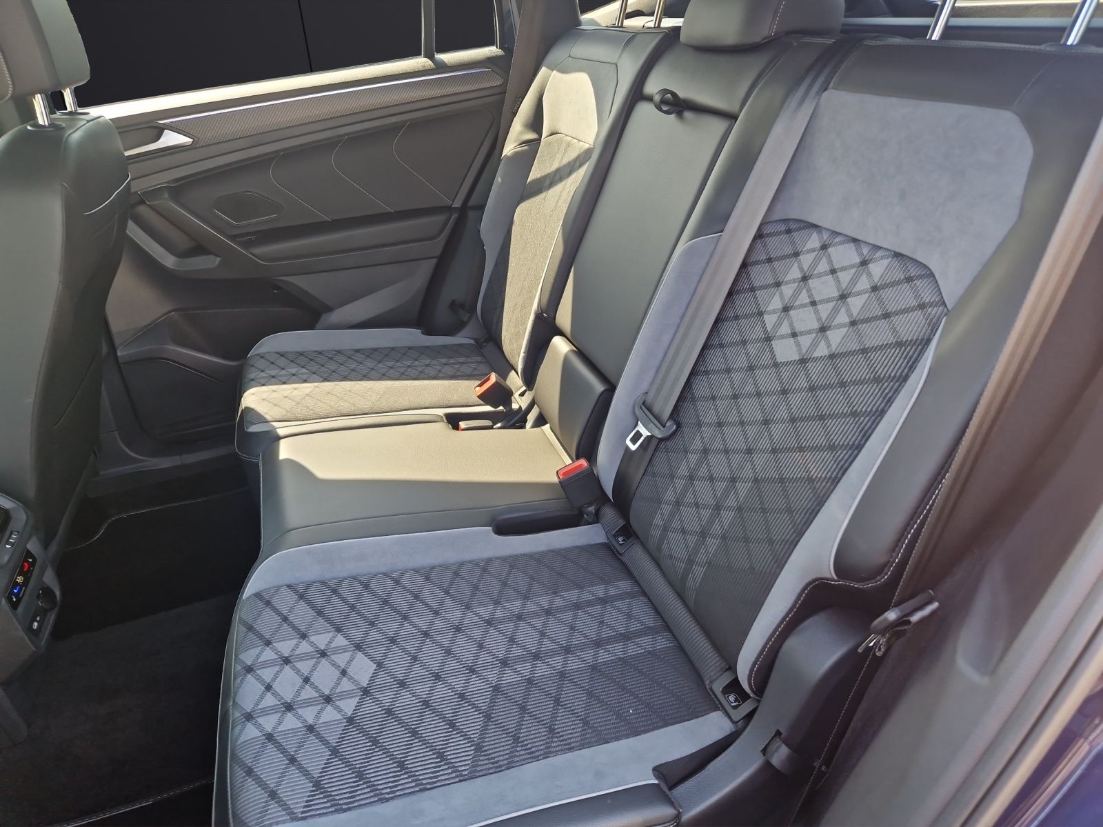 Fahrzeugabbildung Volkswagen Tiguan Allspace 2.0 TDI R-Line 4M DSG Matrix 20"