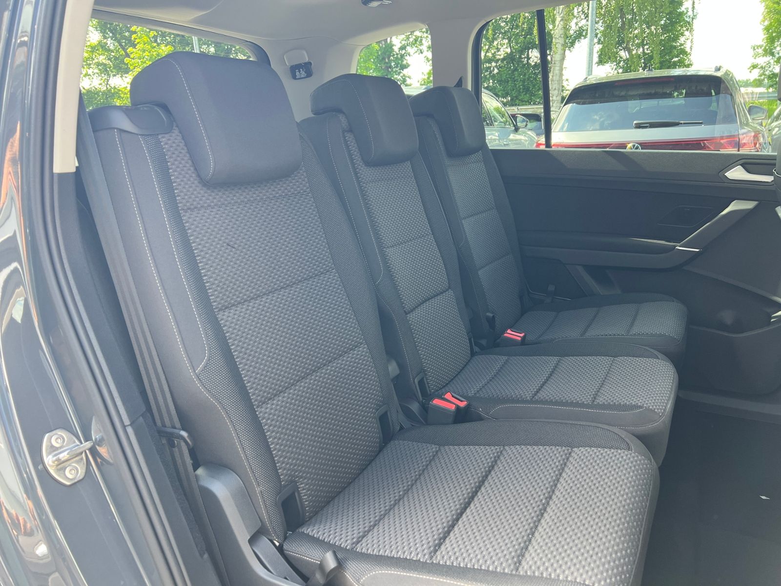 Fahrzeugabbildung Volkswagen Touran Comfortline 1.5 TSI DSG *LED, AHK, 7-Sitz