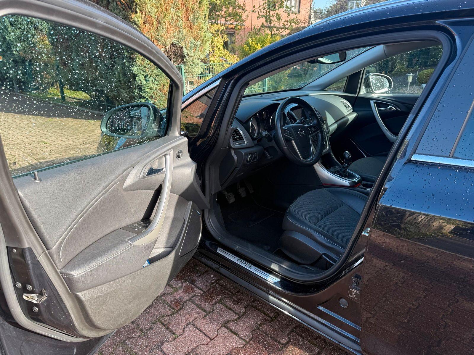 Opel Astra 2011 — photo 11