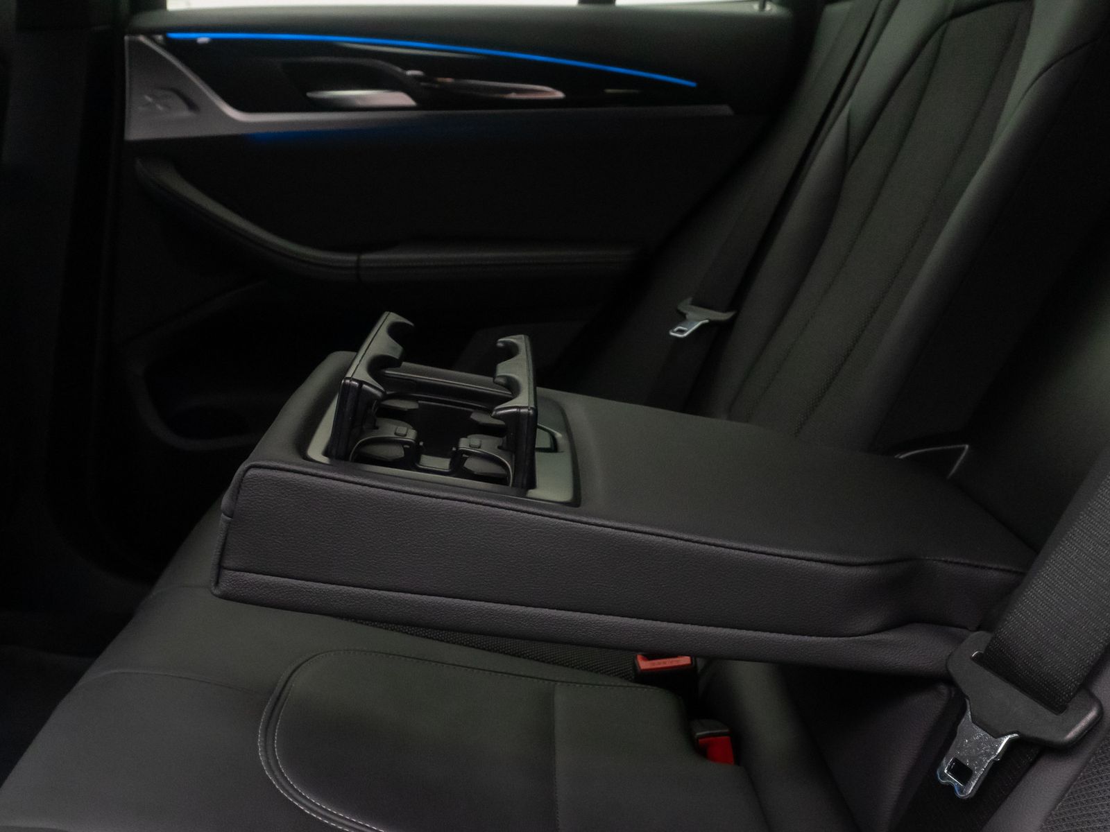 Fahrzeugabbildung BMW X3 xD30e xLine HUD DAB Kamera Alarm HiFi 19Zoll