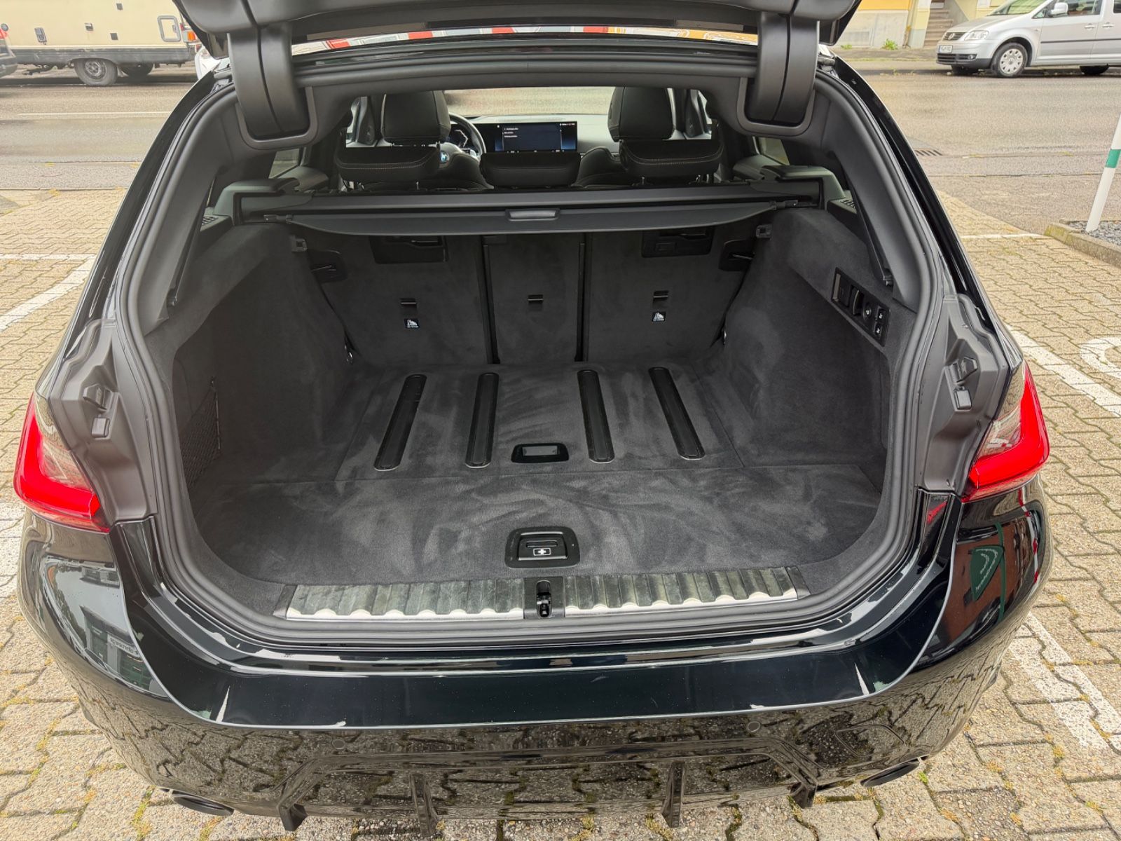 Fahrzeugabbildung BMW 330d xDrive Touring M SPORT PRO PANO STANDH. AHK